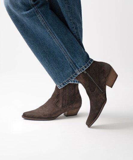 Ankle boot with lambskin lining