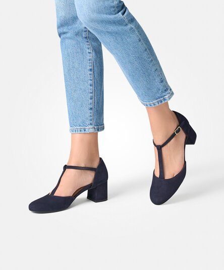 Buckle pumps