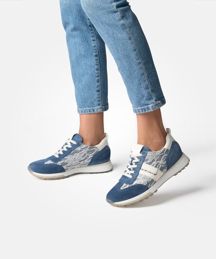 Sneakers with exchangeable insole