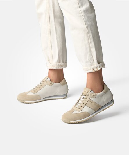 Sneakers with exchangeable insole