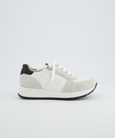 Sneaker with RELAXED WIDTH and removable footbed