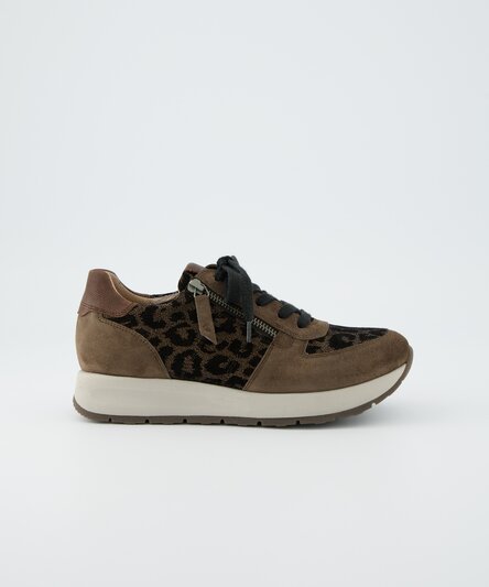 Sneaker with RELAXED WIDTH and removable footbed