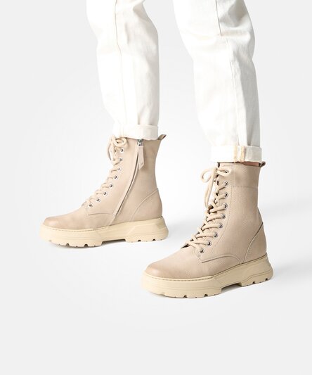 Lace-up bootie in RELAXED WIDTH and exchangeable insole