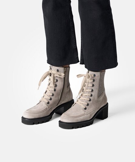Lace-up ankle boots with warm lining