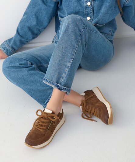 SUPER SOFT Sneaker with RELAXED WIDTH and REMOVABLE FOOTBED
