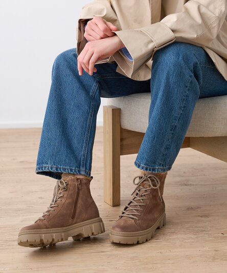 SUPER SOFT Lace-up booties with warm lining