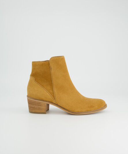 Ankle boot with lambskin lining
