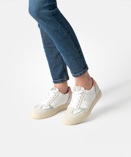 Sneaker with exchangeable footbed