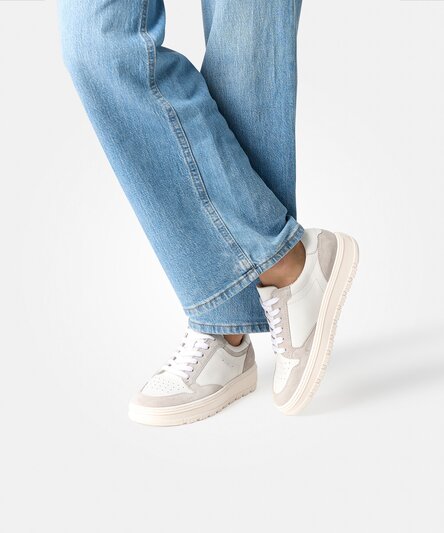 SUPER SOFT Sneaker with RELAXED WIDTH and REMOVABLE FOOTBED