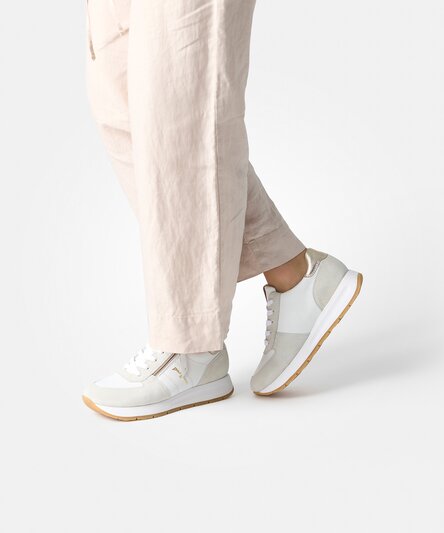 SUPER SOFT Sneaker with RELAXED WIDTH and REMOVABLE FOOTBED