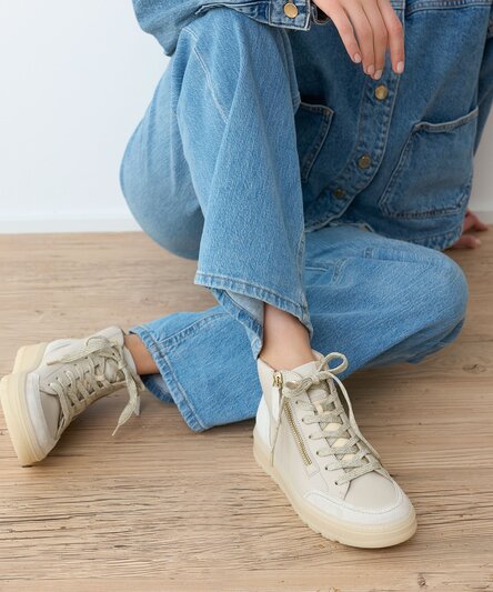 SUPER SOFT Hightop sneaker with RELAXED WIDTH and REMOVABLE FOOTBED
