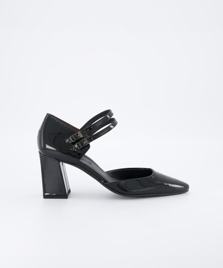 Buckle pumps