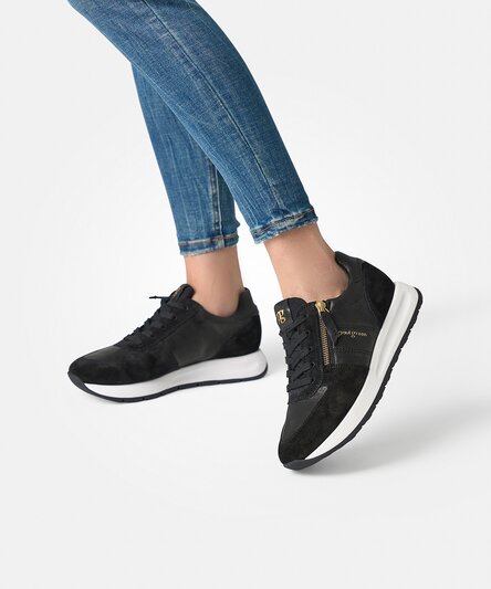 Sneaker with RELAXED WIDTH and removable footbed