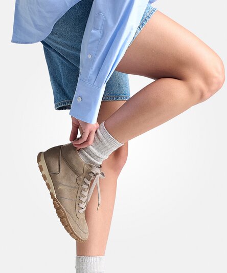 Hightop sneaker with removable footbed