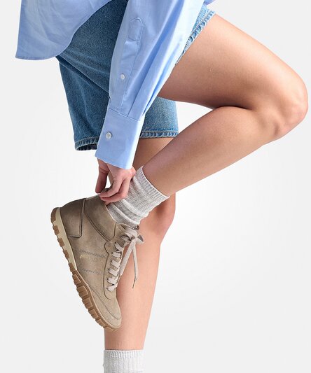 Hightop sneaker with removable footbed