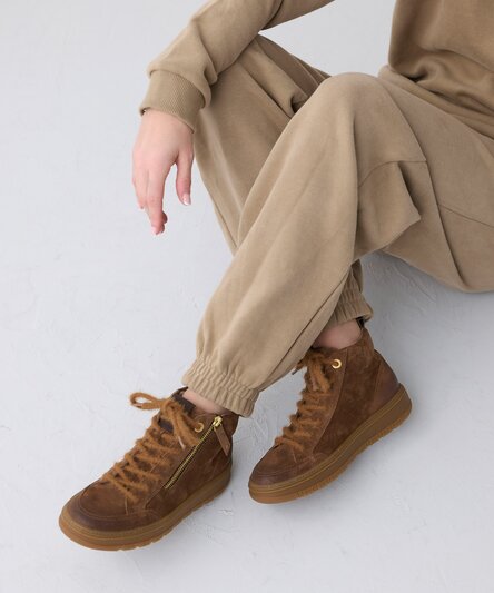 SUPER SOFT Hightop sneaker with RELAXED WIDTH and REMOVABLE FOOTBED