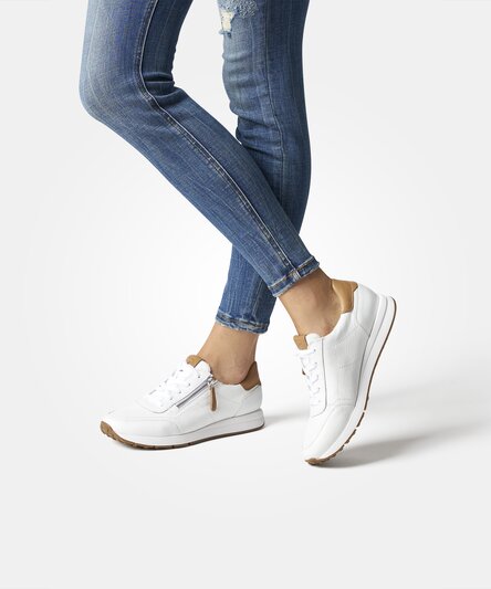 Sneaker with RELAXED WIDTH and removable footbed