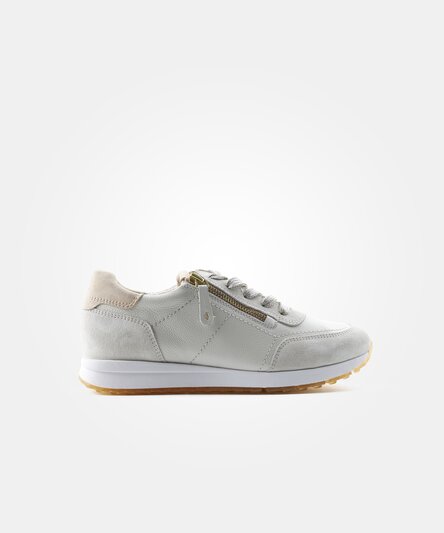 Sneaker with RELAXED WIDTH and removable footbed