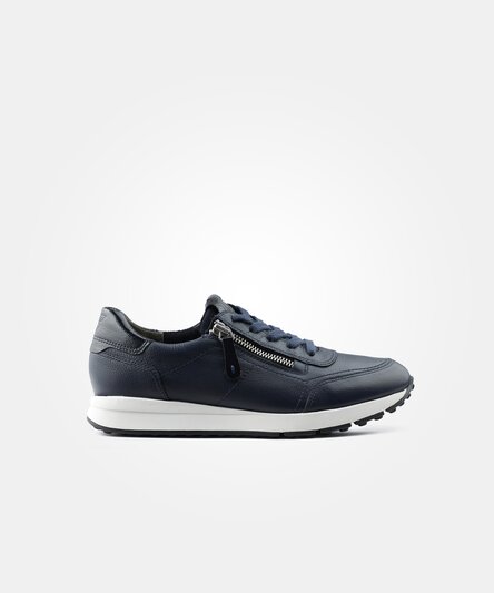 Sneaker with RELAXED WIDTH and removable footbed