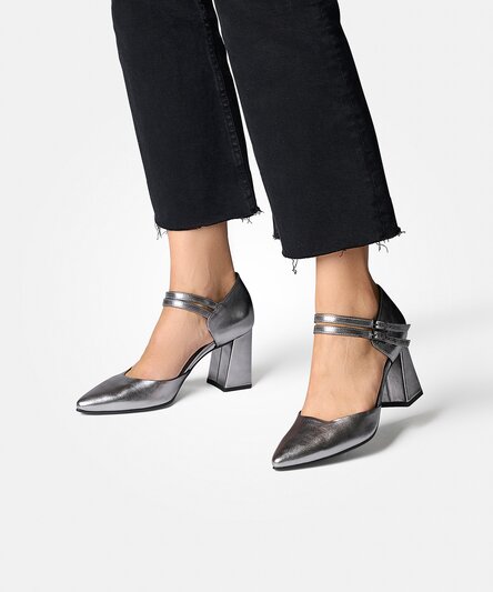 Buckle pumps