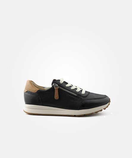 Sneaker with RELAXED WIDTH and removable footbed